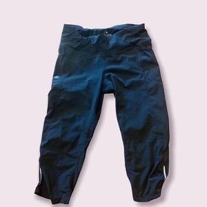 ⭐️ ATHLETA Black Reflective Work Out Capri Pants